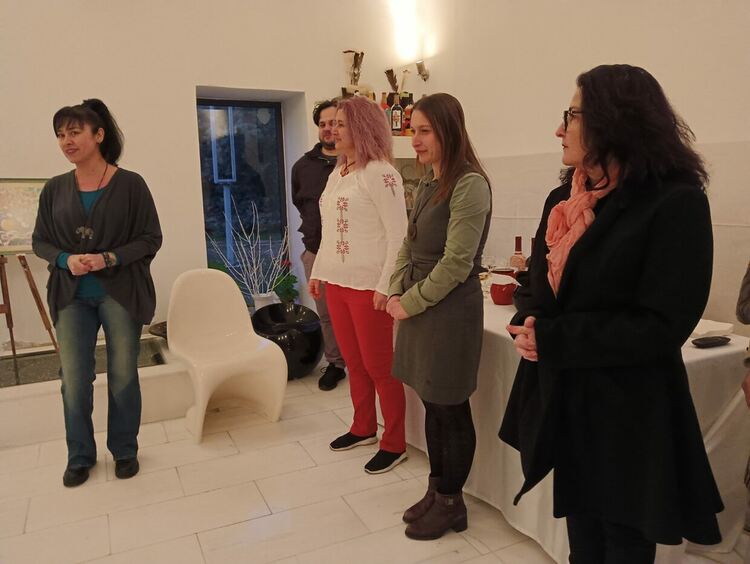 Първомайски художнички откриха изложба в Свиленград