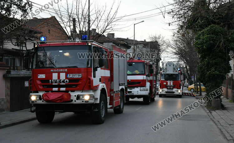 Пожар избухна в 3-етажна къща в Хасково, евакуираха обитателите