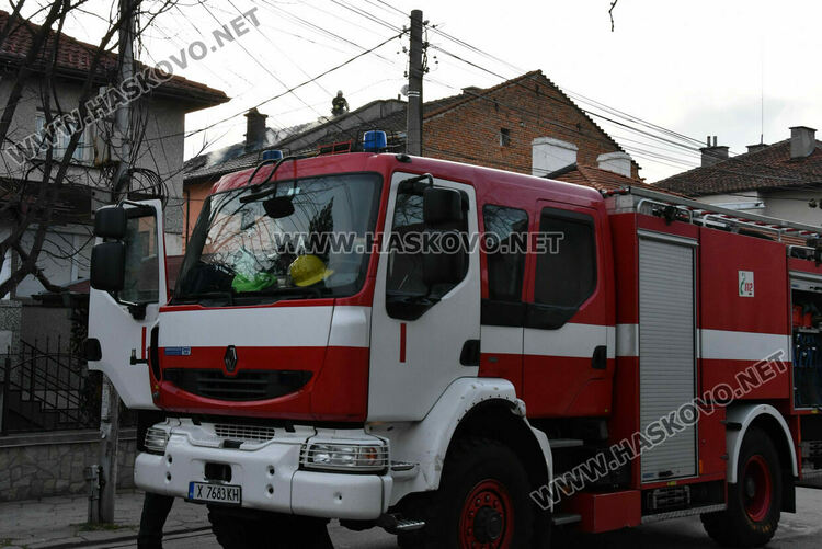 Пожар избухна в 3-етажна къща в Хасково, евакуираха обитателите