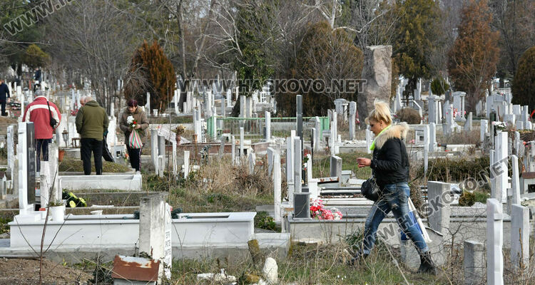 Хасковлии отдадоха почит към мъртвите на Голяма Задушница