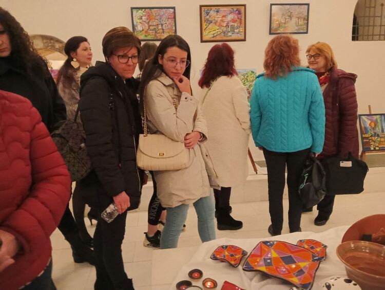 Първомайски художнички откриха изложба в Свиленград