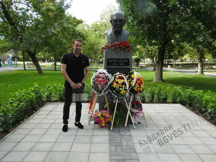 Георги Чепишев пред паметника на Нури Адалъ