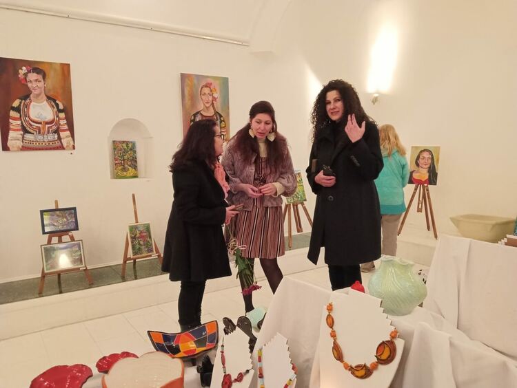 Първомайски художнички откриха изложба в Свиленград