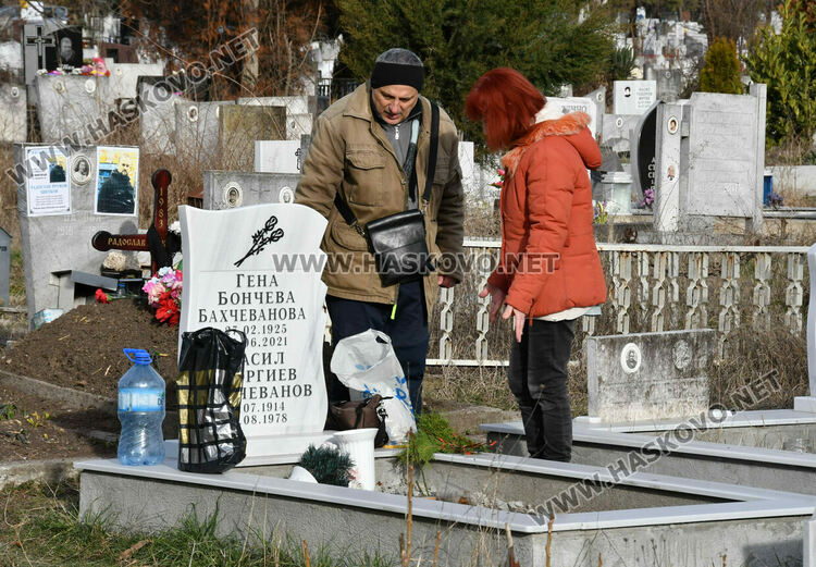 Хасковлии отдадоха почит към мъртвите на Голяма Задушница