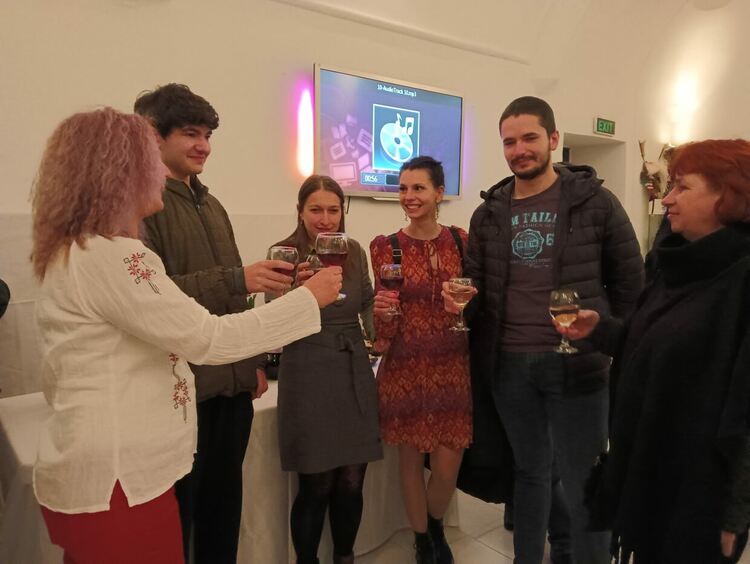 Първомайски художнички откриха изложба в Свиленград