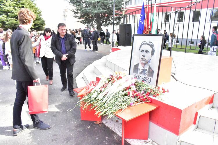 Поклон за Апостола в „Славейков“