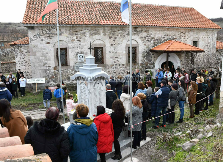 Откриха паметна плоча на Васил Левски в двора на църквата в Гарваново