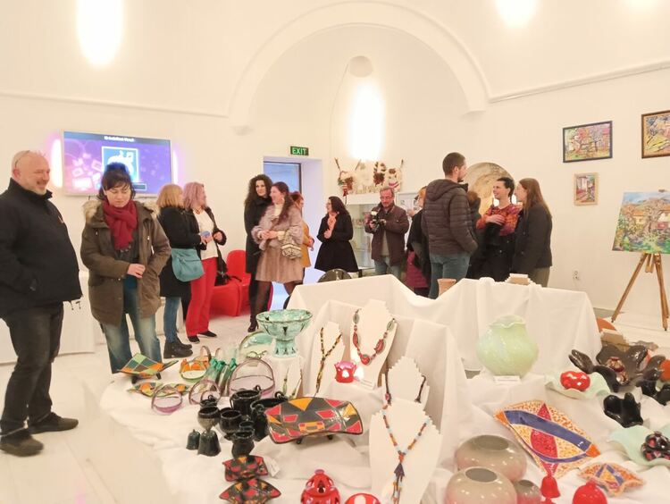 Първомайски художнички откриха изложба в Свиленград