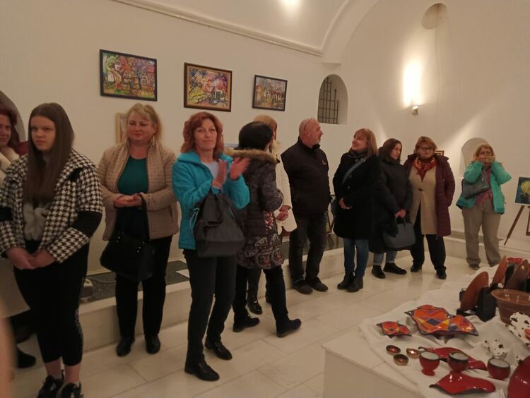 Първомайски художнички откриха изложба в Свиленград