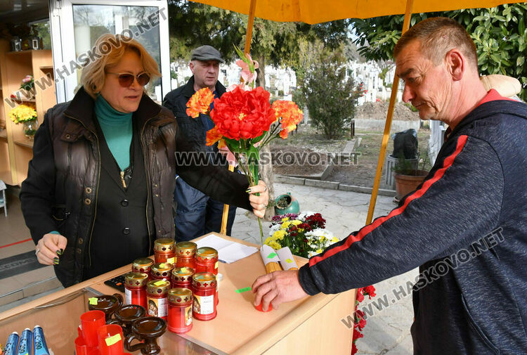 Хасковлии отдадоха почит към мъртвите на Голяма Задушница
