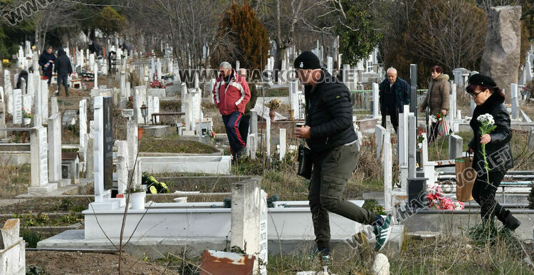 Хасковлии отдадоха почит към мъртвите на Голяма Задушница