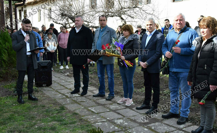Откриха паметна плоча на Васил Левски в двора на църквата в Гарваново