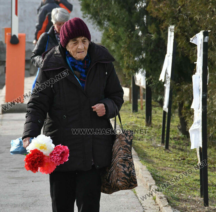 Хасковлии отдадоха почит към мъртвите на Голяма Задушница