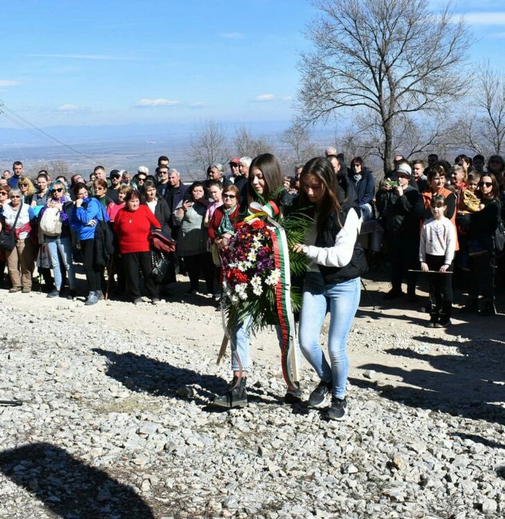 Стотици се стекоха в Мулдавския манастир, за да се преклонят пред Апостола
