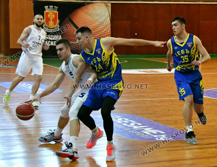 Бакетболистите на Хасково взеха дербито с „Хебър“
