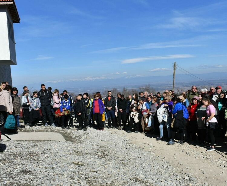 Стотици се стекоха в Мулдавския манастир, за да се преклонят пред Апостола