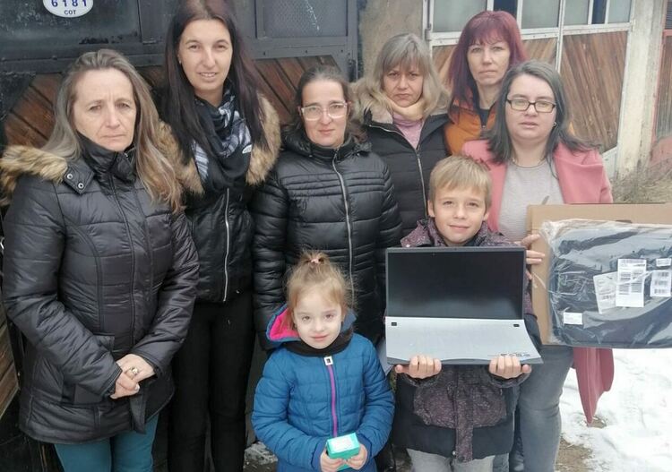 Деца с увреждания в Доспат получиха уреди купени от благотворителни базари на свои връстници