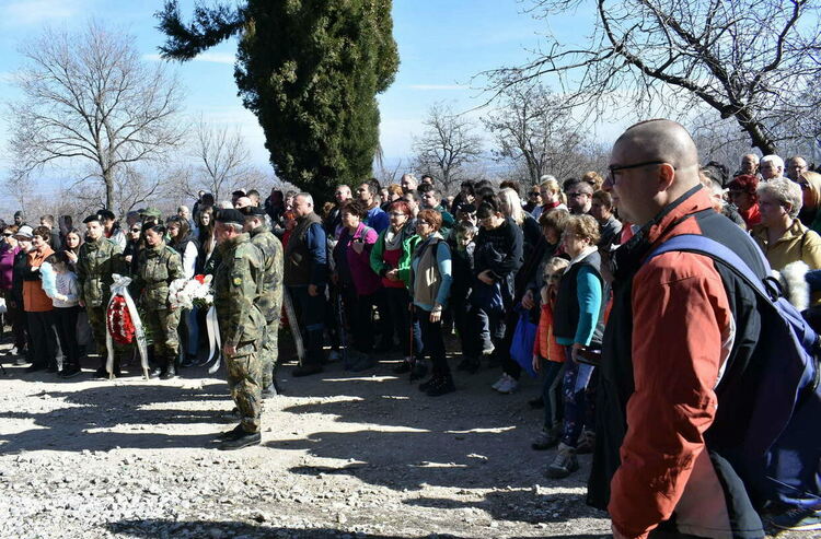 Стотици се стекоха в Мулдавския манастир, за да се преклонят пред Апостола