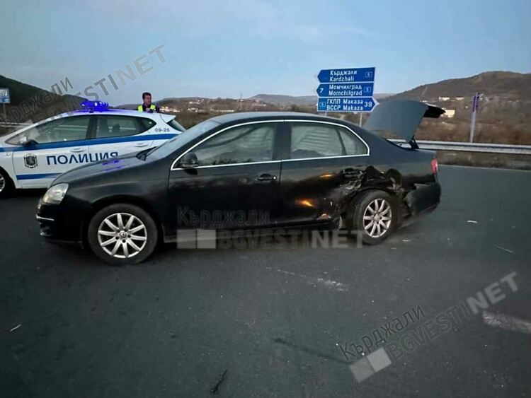 Две коли се сблъскаха на разклона за Джебел вчера вечерта,няма пострадали