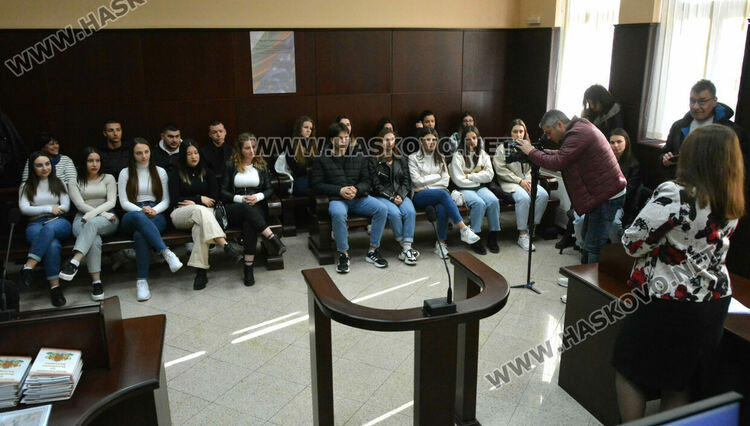 Ученици от ФСГ с изнесен урок по право в Административен съд &ndash; Хасково