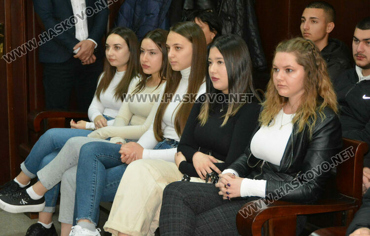 Ученици от ФСГ с изнесен урок по право в Административен съд &ndash; Хасково