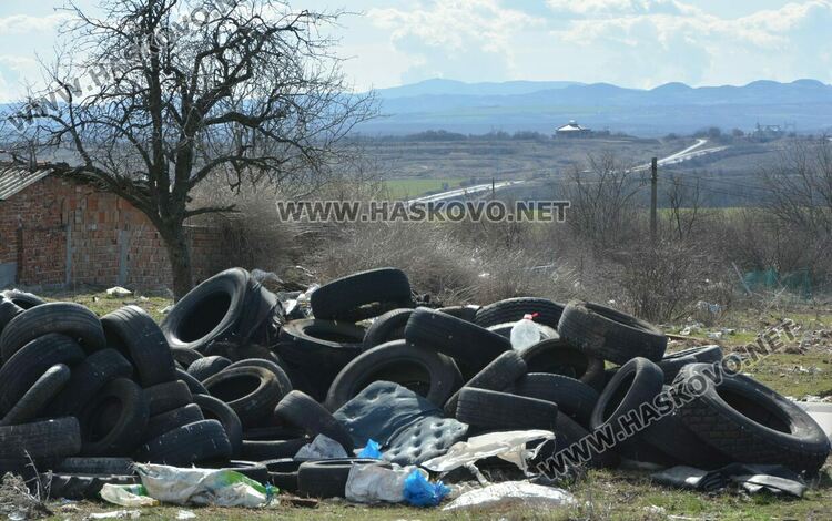 Разчистват незаконно сметище, още две глоби за хасковлия