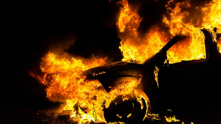 Запалиха офиси и микробуси на куриерска фирма в Перник