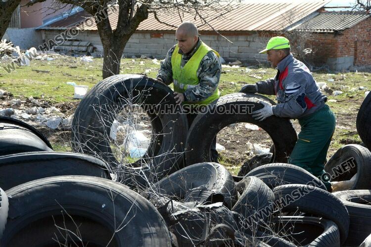 Разчистват незаконно сметище, още две глоби за хасковлия