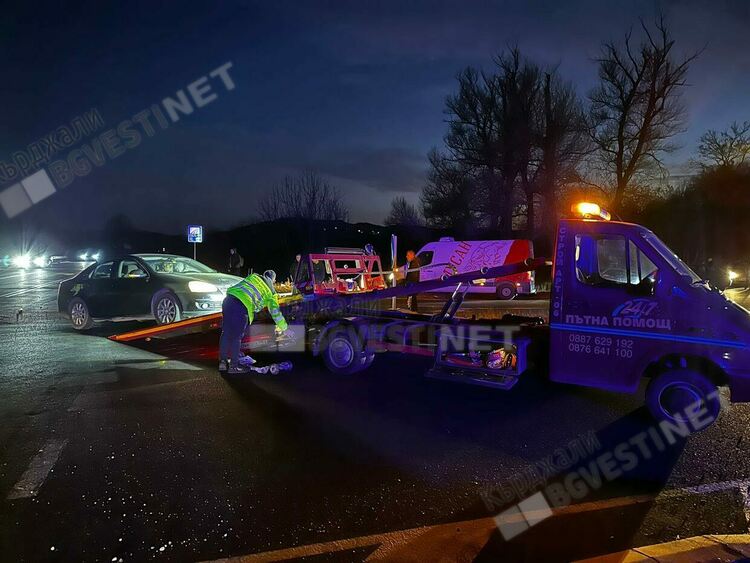 Две коли се сблъскаха на разклона за Джебел вчера вечерта,няма пострадали