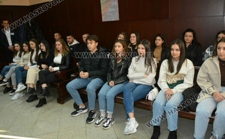 Ученици от ФСГ с изнесен урок по право в Административен съд &ndash; Хасково