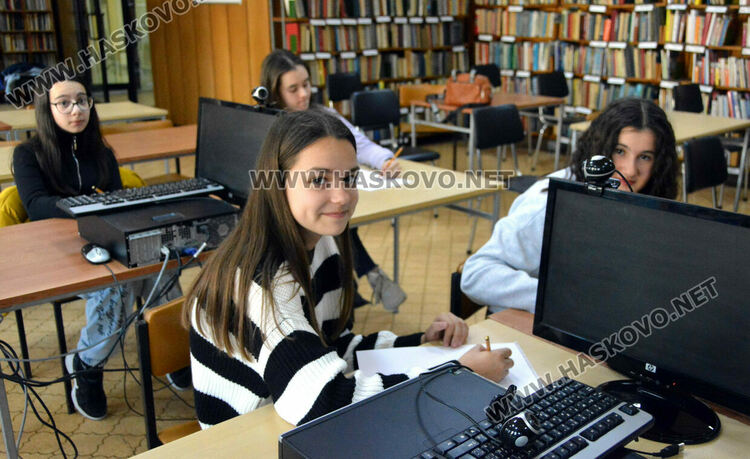 Преподаватели по музиката и изобразително от училище „Шандор Петьофи“ направиха бинарен урок