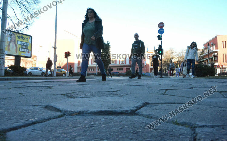 Сигнализираха за криви плочки след ремонт. Общината: Пренаредени са и уплътнени