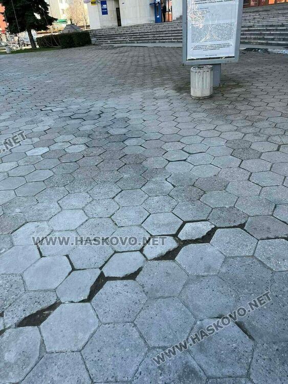 Сигнализираха за криви плочки след ремонт. Общината: Пренаредени са и уплътнени