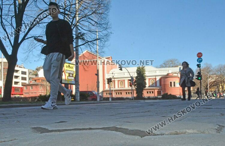 Сигнализираха за криви плочки след ремонт. Общината: Пренаредени са и уплътнени