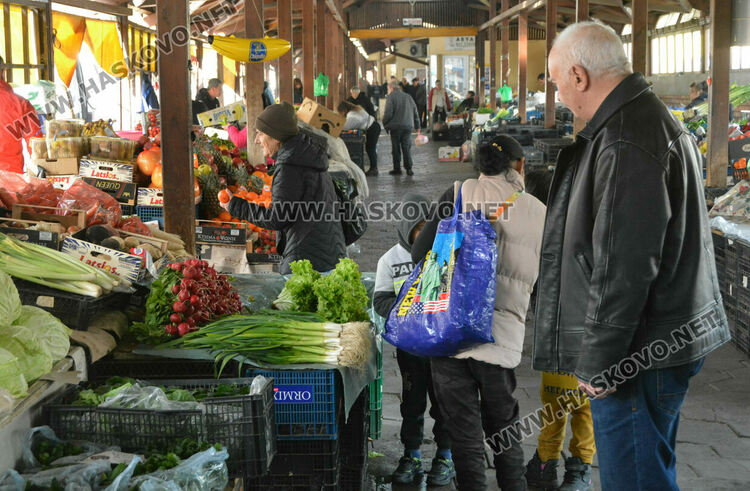 Краставиците с рекордно високи цени в Хасково, достигнаха 7 лева