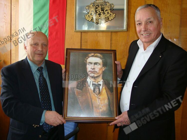 Етнически турчин от Кърджали подарява портрети на Апостола на политиците ни
