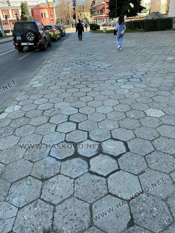 Сигнализираха за криви плочки след ремонт. Общината: Пренаредени са и уплътнени