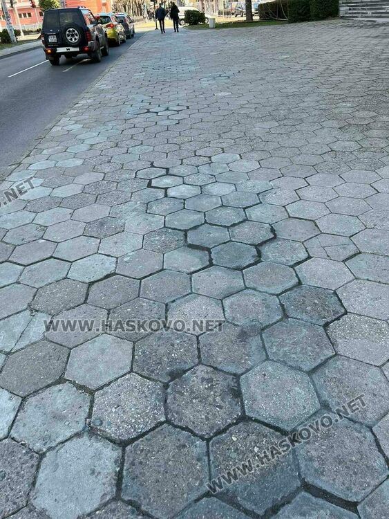 Сигнализираха за криви плочки след ремонт. Общината: Пренаредени са и уплътнени