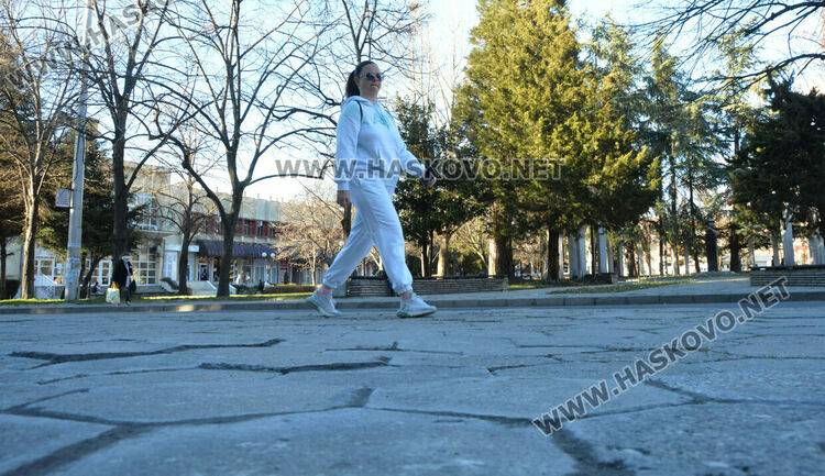 Сигнализираха за криви плочки след ремонт. Общината: Пренаредени са и уплътнени