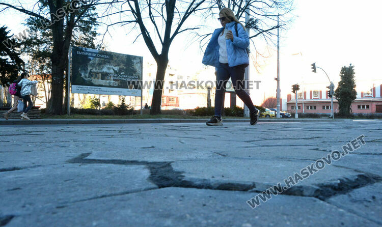 Сигнализираха за криви плочки след ремонт. Общината: Пренаредени са и уплътнени