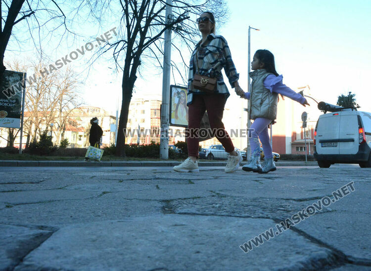 Сигнализираха за криви плочки след ремонт. Общината: Пренаредени са и уплътнени