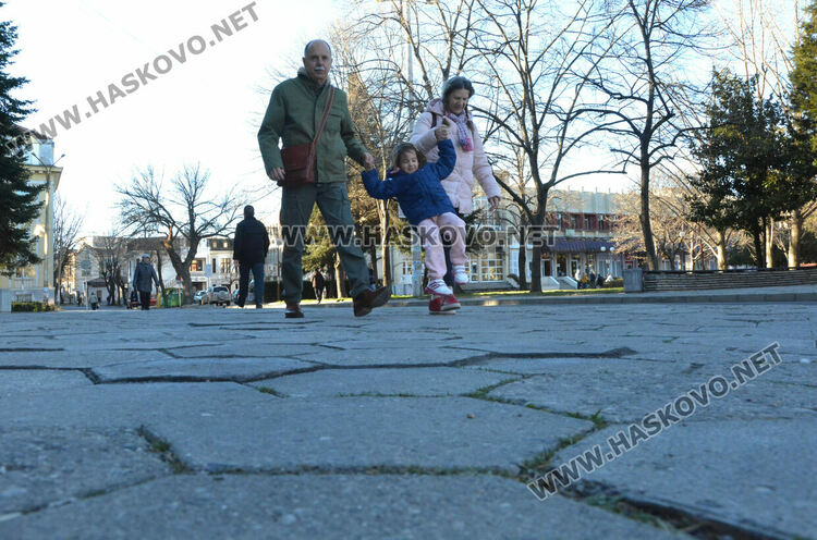 Сигнализираха за криви плочки след ремонт. Общината: Пренаредени са и уплътнени