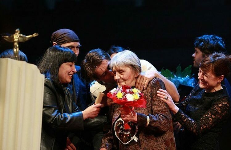 Спектакълът „Бившата мис на малкия град“ на 22 февруари 2023 г. е посветен на Юлия Огнянова.