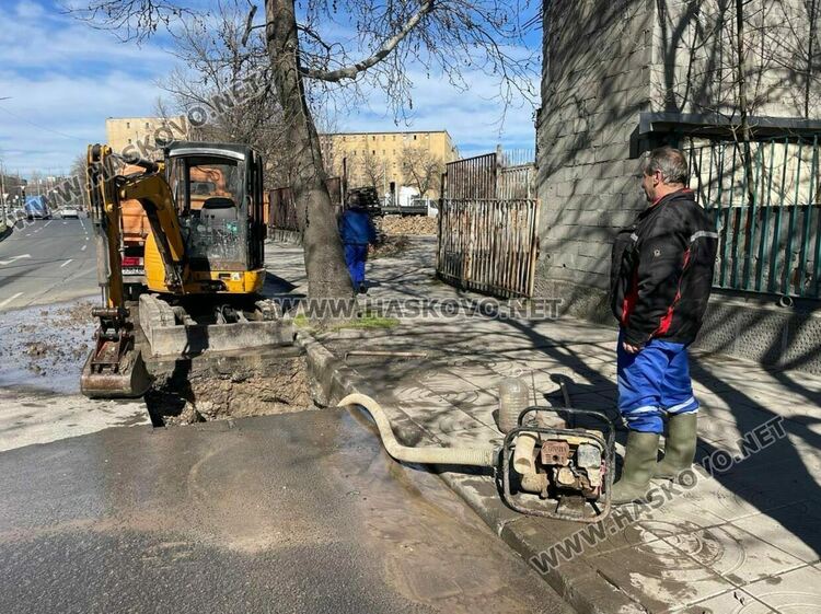 ВиК авария затрудни движението по „Васил Левски“