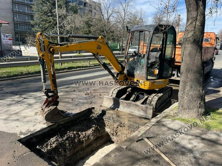 ВиК авария затрудни движението по „Васил Левски“