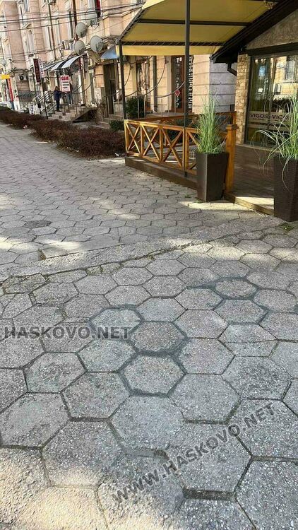 Сигнализираха за криви плочки след ремонт. Общината: Пренаредени са и уплътнени