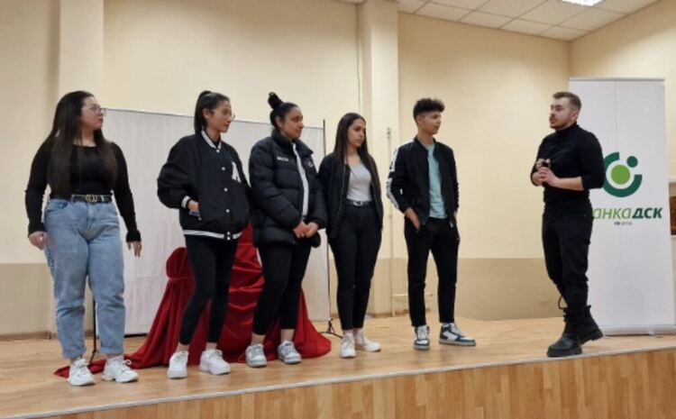 Бъдещи икономисти учиха историята на парите с интерактивен спекаткъл