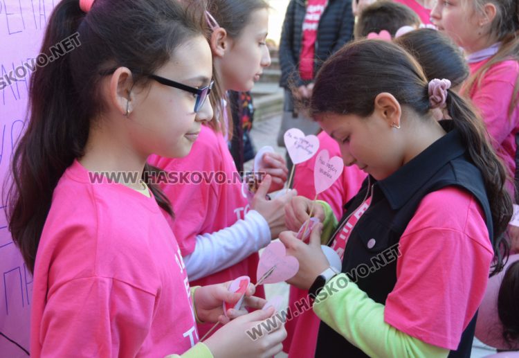 Децата на Хасково споделиха посланията си срещу тормоза: Не е страшно да си различен, страшно е да не можеш да обичаш