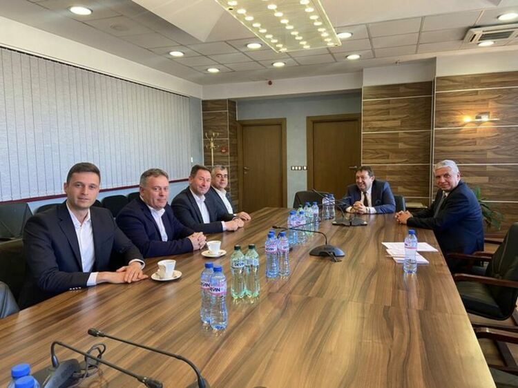 Кметовете на Мадан и Рудозем отидоха при регионалния министър да питат за свлачището край Тикале