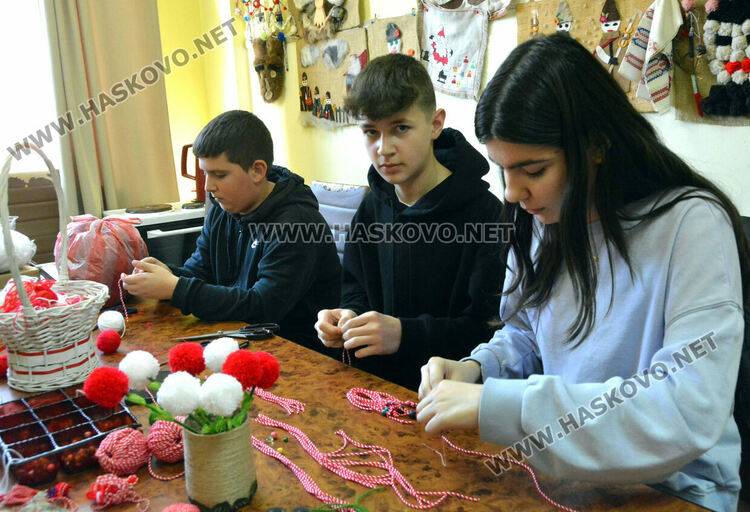 Деца изработват мартенички в Младежкия център в Хасково